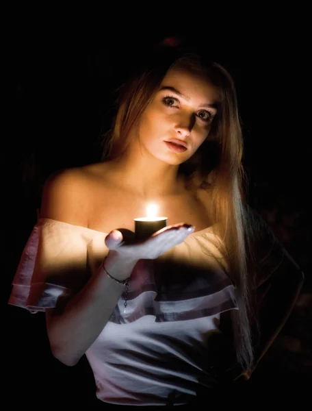 金发女孩用手中的蜡烛 — 图库照片