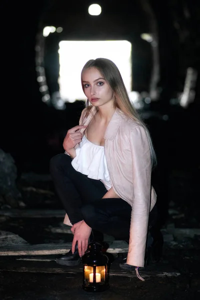 Blondes Mädchen posiert im Tunnel — Stockfoto