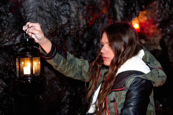 Fener ile poz Bunette kız