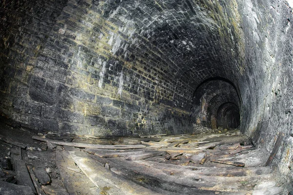 Túnel em ruínas — Fotografia de Stock