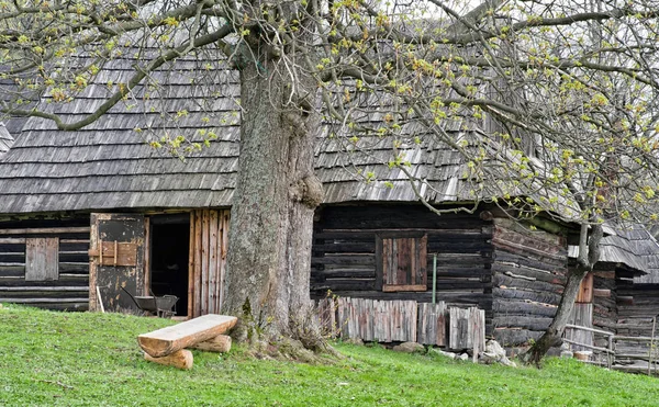 Wooden cottage in village — Stock Photo, Image