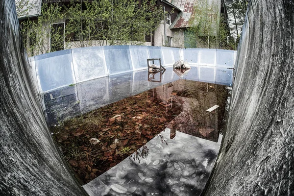 Baufälliges Haus mit Schwimmbad — Stockfoto