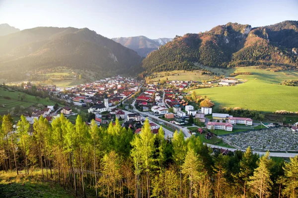 Soluppgång över byn Terchová, Slovakien — Stockfoto