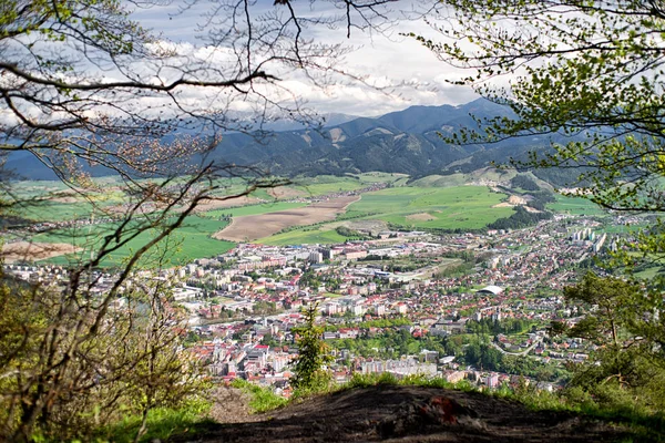Stadt ruzomberok vom Hügel cebrat, Slowakei — Stockfoto