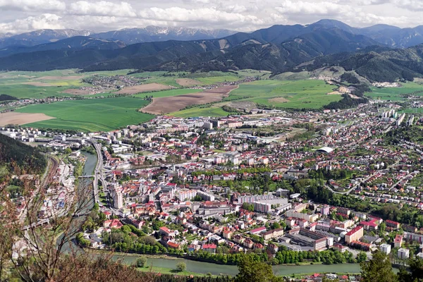 Miasto ruzomberok od wzgórza cebrat, Słowacja — Zdjęcie stockowe