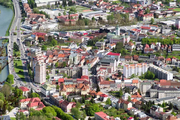 Ciudad Ruzomberok desde la colina Cebrat, Eslovaquia — Foto de Stock