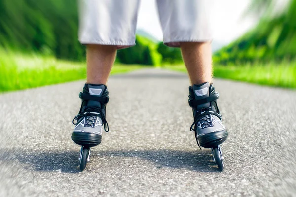 adam tekerlekli paten   