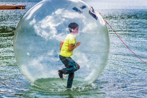 Aqua zorbing en el agua — Foto de Stock