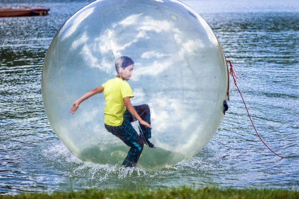 Aqua zorbing na água — Fotografia de Stock