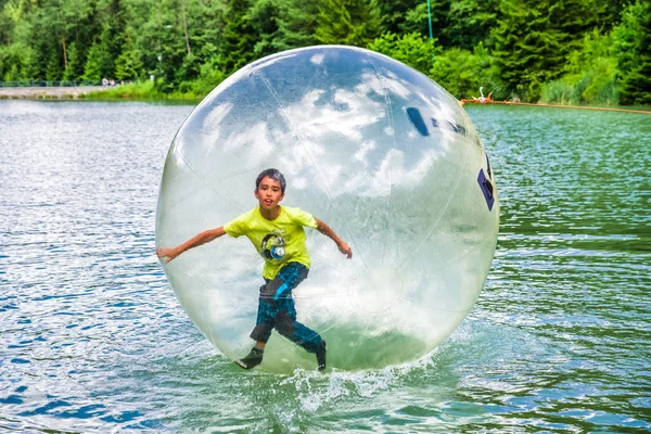 Aqua zorbing en el agua — Foto de Stock