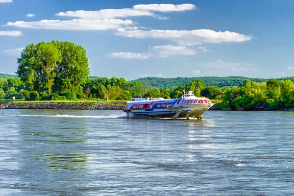 Snabb båt på floden Donau, Slovakien — Stockfoto