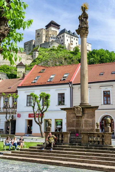Castillo y columna de peste en la ciudad Trencin, Eslovaquia —  Fotos de Stock