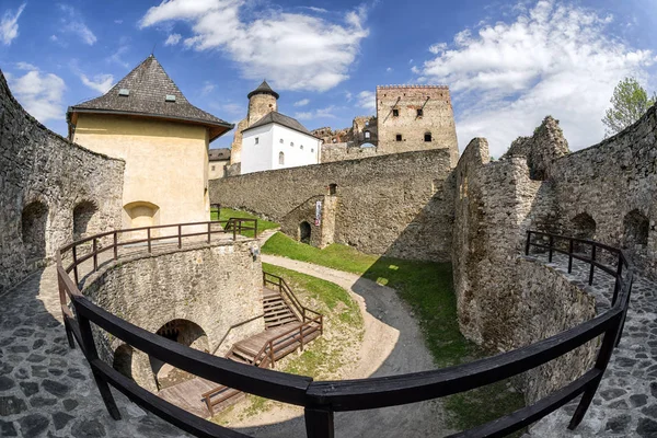 El castillo de Lubovna, Eslovaquia — Foto de Stock