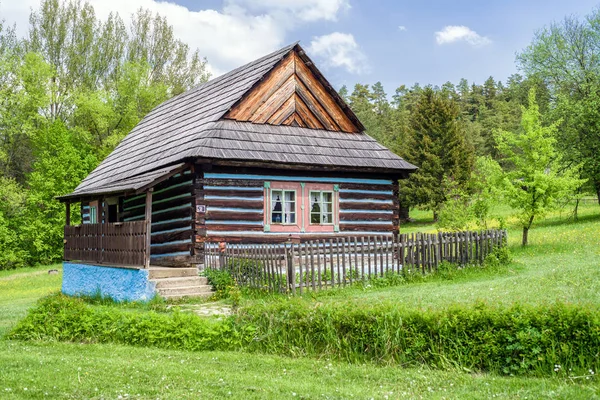 Сельский дом в деревне — стоковое фото