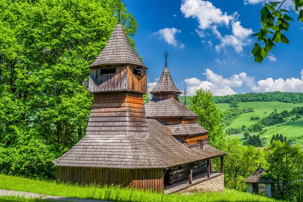 A görög katolikus fából készült templom a Szent Cosmo és Damian, Slovaki — Stock Fotó