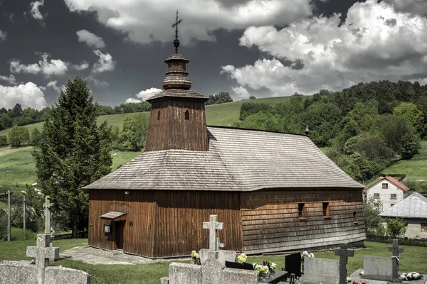 La iglesia de madera greco-católica en la aldea Krive, Eslovaquia —  Fotos de Stock