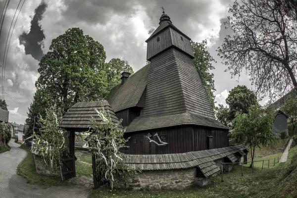 A igreja de madeira católica romana em Hervartov, Eslováquia — Fotografia de Stock