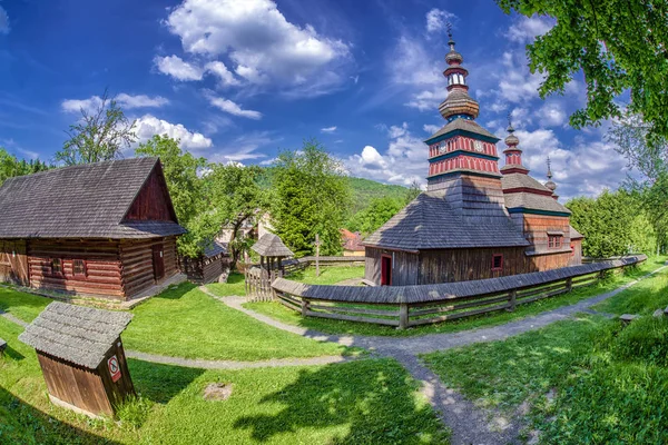 Houten kerkje in museum Mikulasova in museum, Slowakije — Stockfoto