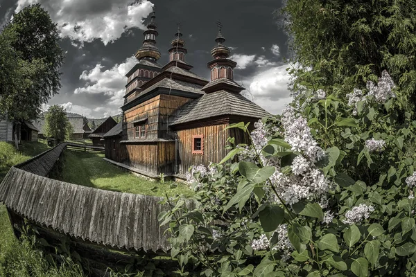 Деревянная церковь в музее Микуласова в музее, Словакия — стоковое фото