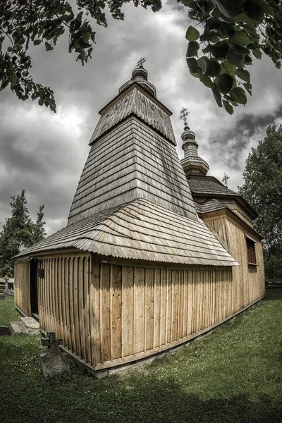 Drewniany kościół we wsi Ladomirovej, który, Słowacja — Zdjęcie stockowe