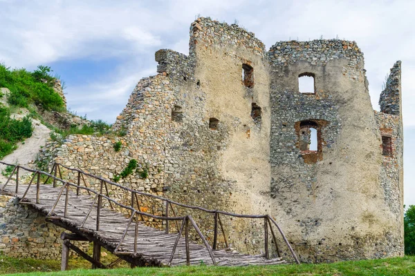Ruiny zamku w miejscowości Oponice, Słowacja — Zdjęcie stockowe