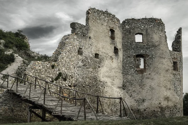 Ruiny zamku w miejscowości Oponice, Słowacja — Zdjęcie stockowe