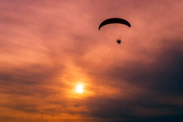 Motorlu yamaç paraşütü - yamaç — Stok fotoğraf