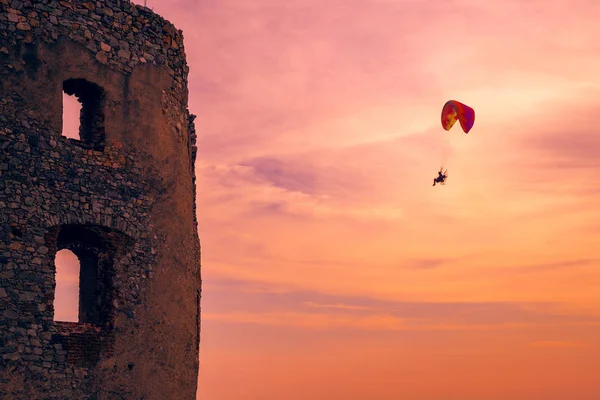 Yamaç akşam gökyüzü üzerinde