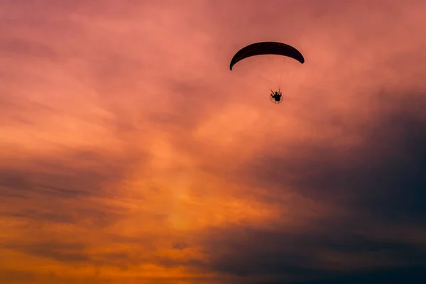Motorlu yamaç paraşütü - yamaç — Stok fotoğraf