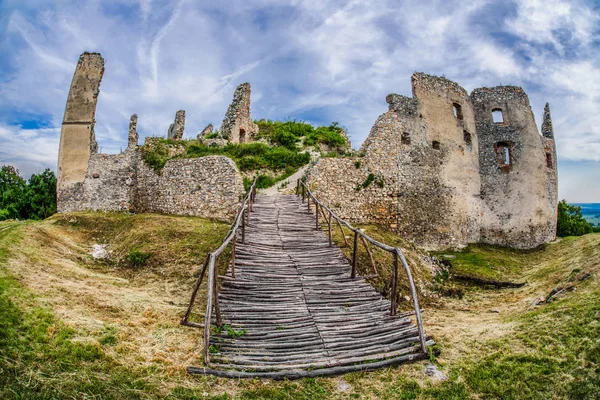 Zřícenina hradu Oponice, Slovensko — Stock fotografie