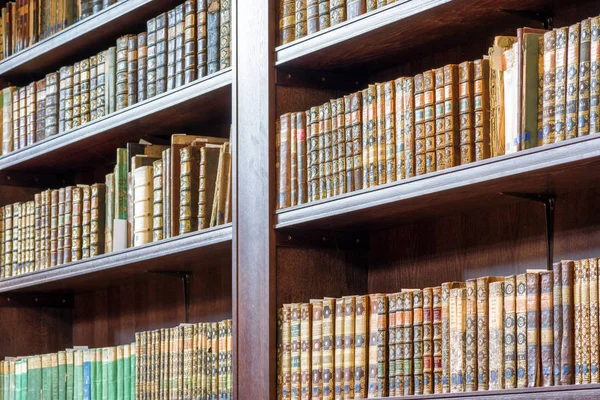 kütüphanedeki eski kitaplar