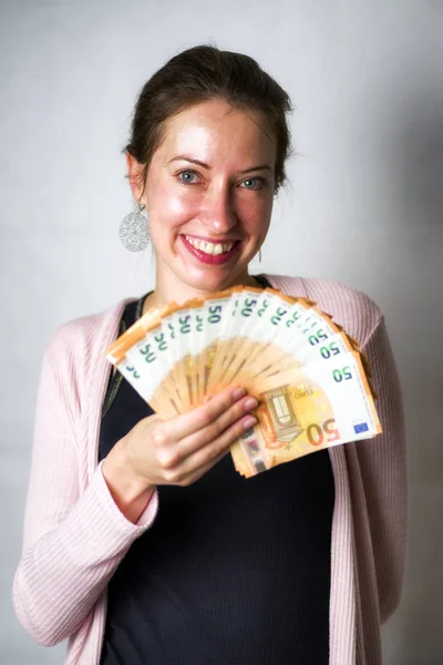 Gelukkige vrouw met een heleboel geld — Stockfoto