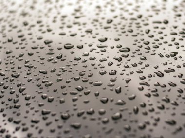 su yüzeyine düşer