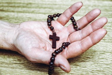 Açık elinde tespih