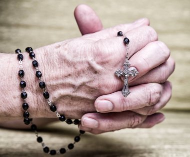 Sıktı elinde tespih