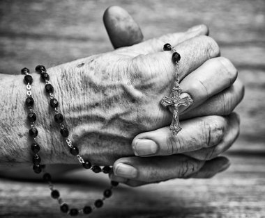 Sıktı elinde tespih