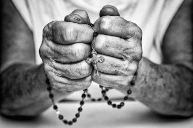 Sıktı elinde tespih