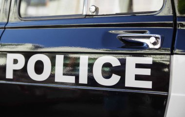 siyah polis arabası