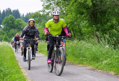 Bisikletçi bisiklet doğa deneme