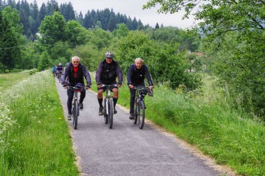Bisikletçi bisiklet doğa deneme