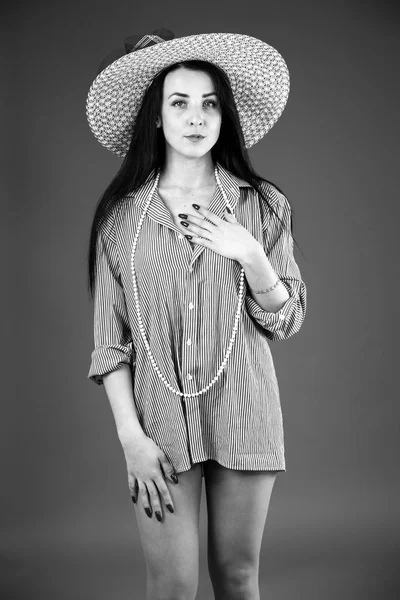 Chica con gran sombrero de sol — Foto de Stock