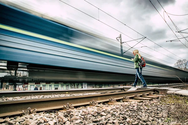 快速火车和铁轨上的人 — 图库照片