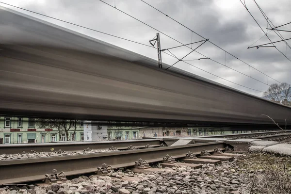 Trem rápido e homem em trilhos — Fotografia de Stock