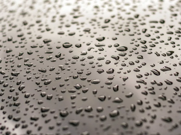 su yüzeyine düşer