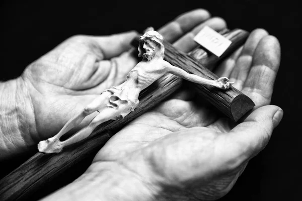 Jesús en la cruz en las manos —  Fotos de Stock