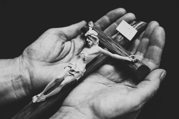 Jesús en la cruz en las manos —  Fotos de Stock