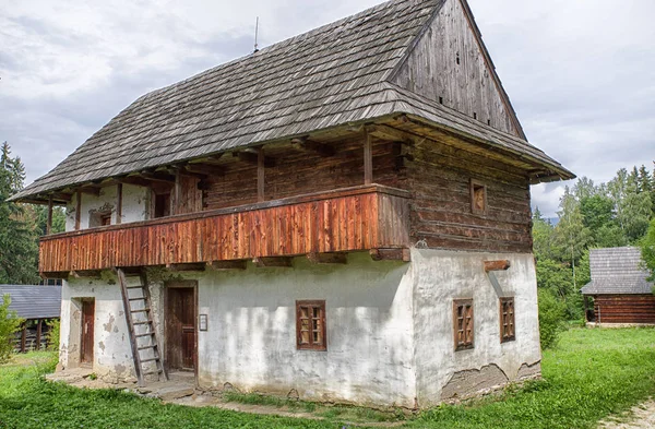 Коттедж в деревне, Словакия — стоковое фото