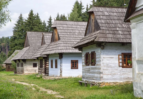 Деревянные коттеджи в деревне, Словакия — стоковое фото