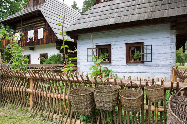 Casetta in legno nel villaggio — Foto Stock