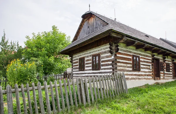 Dřevěná chata v obci — Stock fotografie
